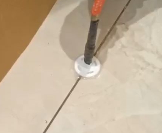 南郑瓷砖空鼓维修公司专业解答瓷砖在铺贴过程中，如果没有涂抹均匀到位的粘结材料（如水泥砂浆或瓷砖胶），可能会导致以下问题
