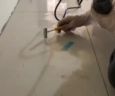 南郑瓷砖开裂维修公司专业分享瓷砖在铺贴前如果没有沥干水分，将会导致以下问题